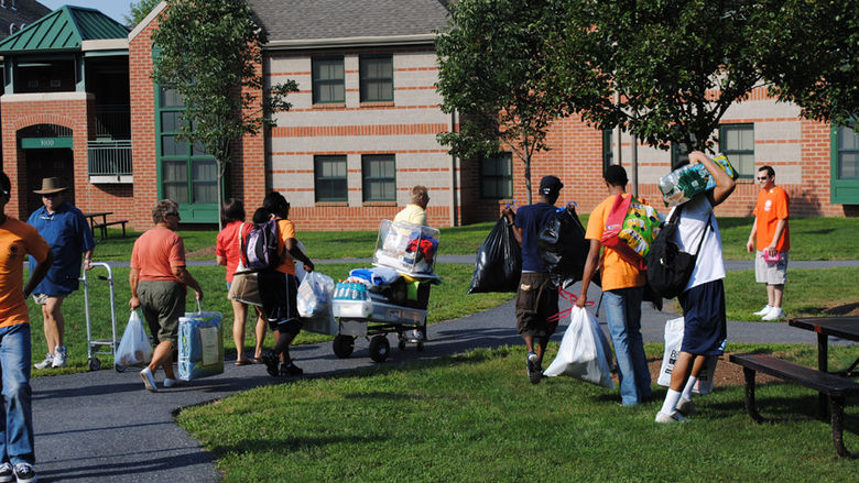 Students move into residence halls