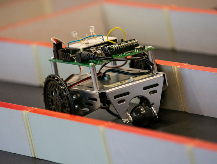 robotic device with wheels