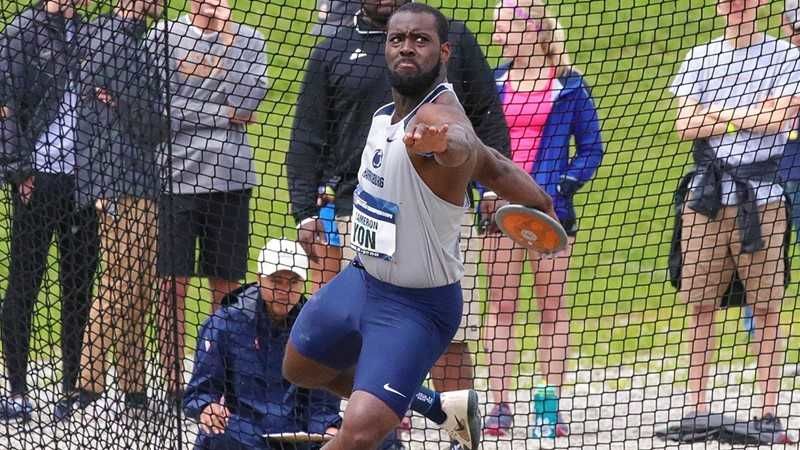 Cameron Yon throwing discus