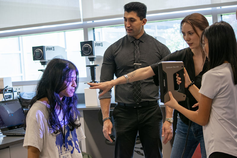 Students use a 3D Scanning device in a lab