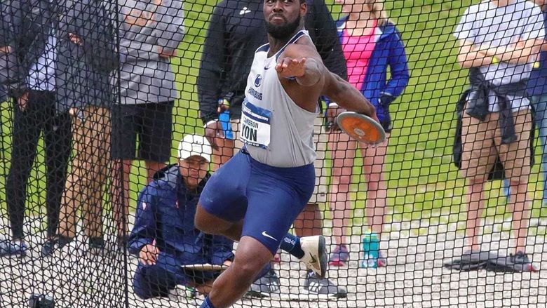 Cameron Yon throwing the discus