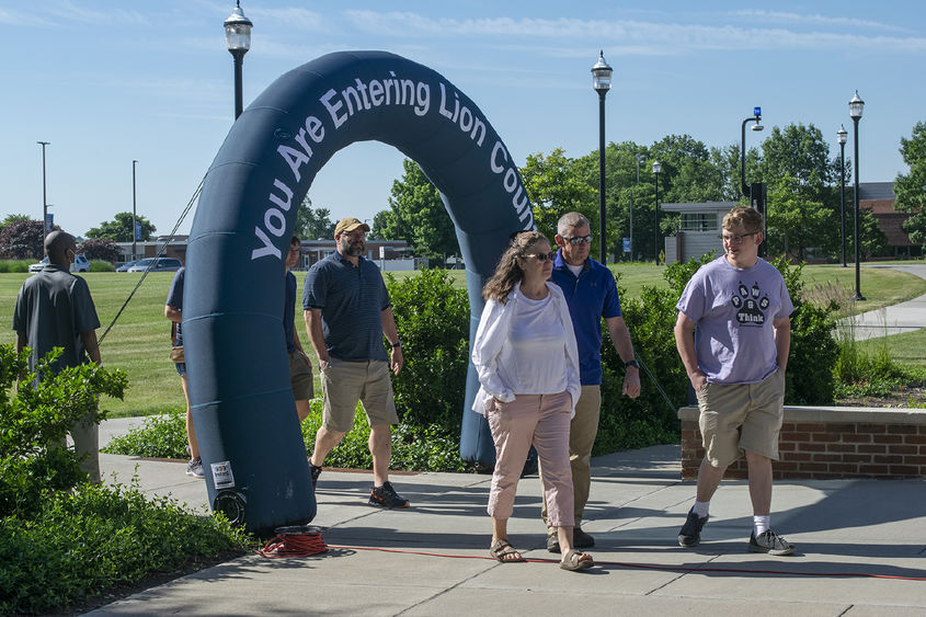 parents and students arriving to campus for new student orientation